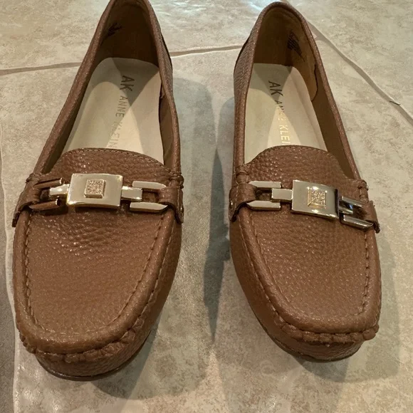 New without tags Anne Klein tan loafers. - Picture 2 of 5